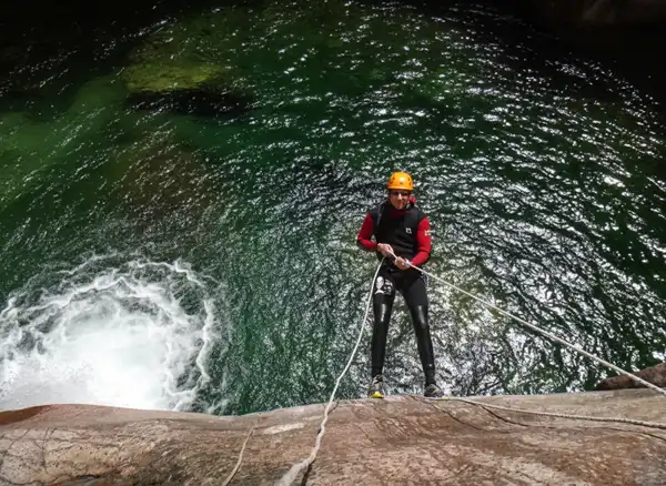 Canyoning Vacca - Saut de précision dans une eau translucide